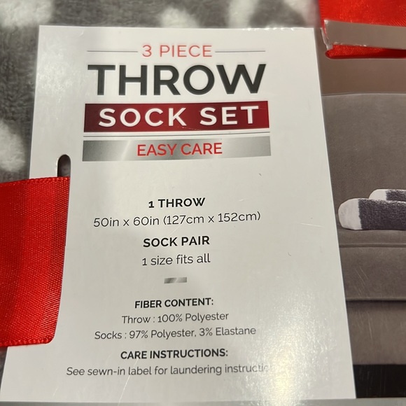 JLA Throw and sock set - Picture 2 of 3